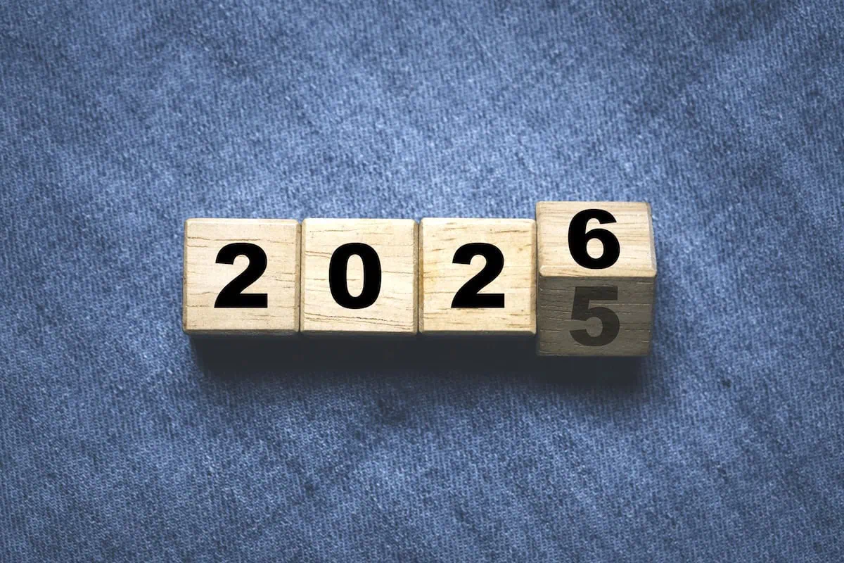 Health Savings Accounts (HSAs) vs. Flexible Spending Accounts (FSAs): What Are the Differences? 4 2025 to 2026 blue background