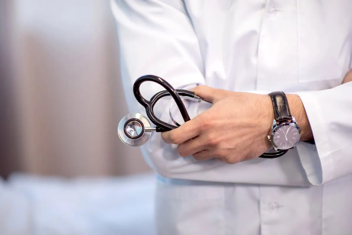 Health Savings Accounts (HSAs) vs. Flexible Spending Accounts (FSAs): What Are the Differences? 3 doctor medical health insurance 1200