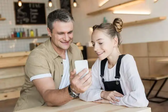 father daughter smartphone investing medium