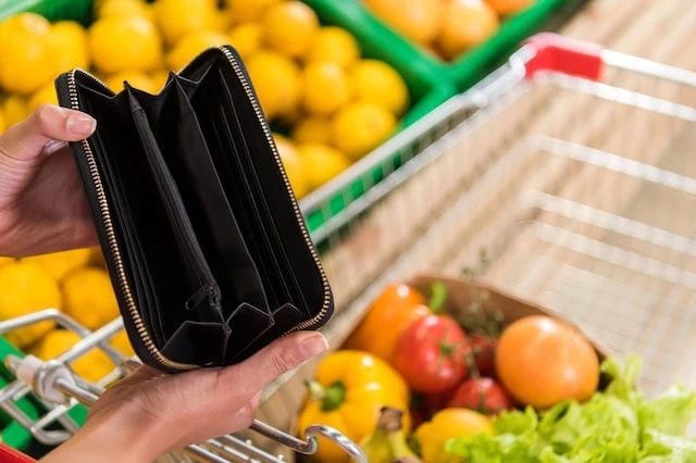 grocery scam empty wallet 640