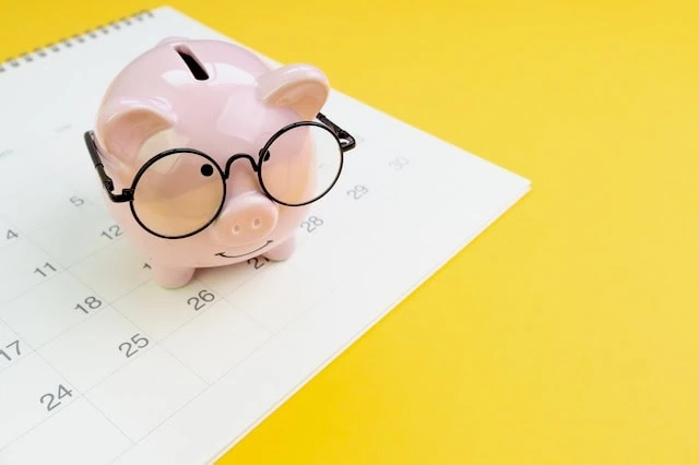 monthly savings piggy bank 640