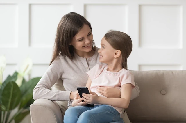 mother child daughter kid smartphone