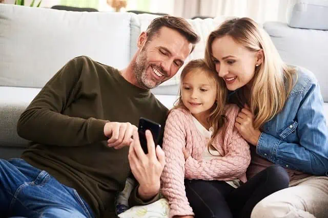 parents investing money with child medium