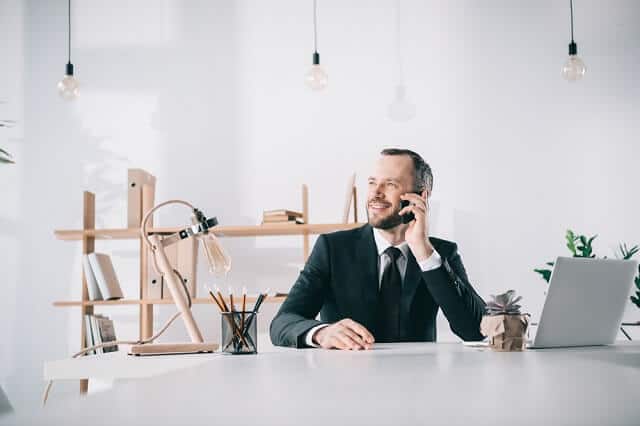 uomo di successo sul mezzo telefonico